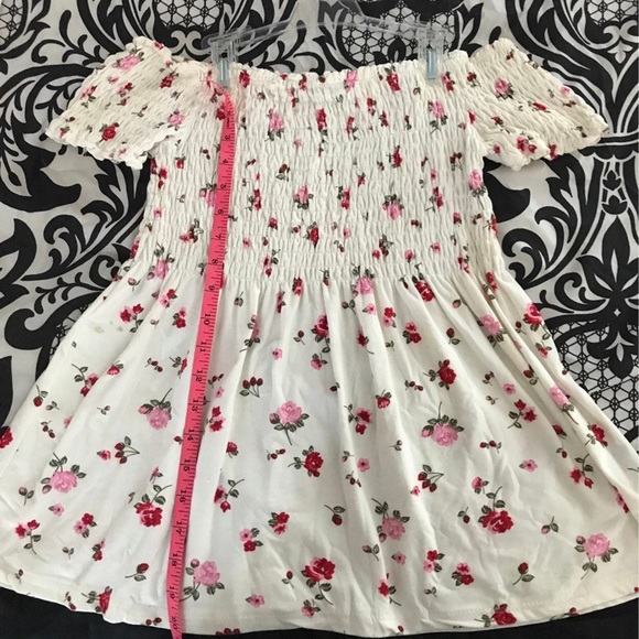 Off the shoulder flower top - Picture 2 of 3